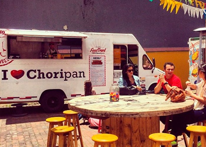 Los camiones de comida se mueven en Bogotá