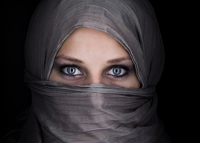 Por qué en Occidente las mujeres  también usamos burkas