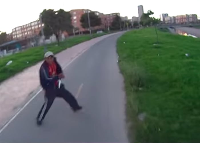 Video: Ciclista a punto de ser atracado con cuchillo en Bogotá