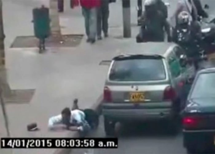 Mujer borracha atropella y arrasta a un agente de tránsito
