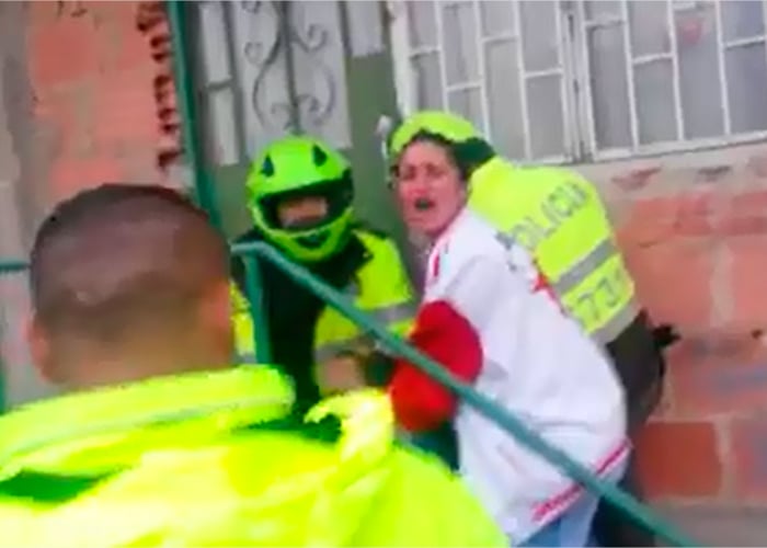 Policía agrede a mujer embarazada con taser en Bogotá