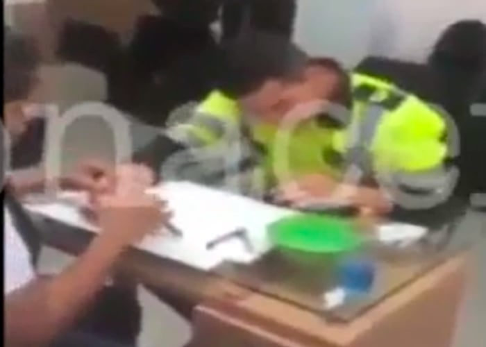VIDEO: Comandante policía de tránsito de Barranquilla se hace las uñas y deja mal parqueado vehículo oficial
