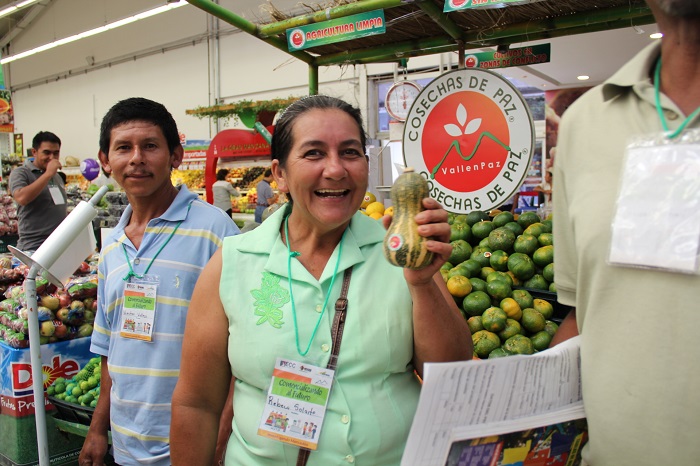 Familias impactadas por obras de doble calzada venderán en Cali sus productos