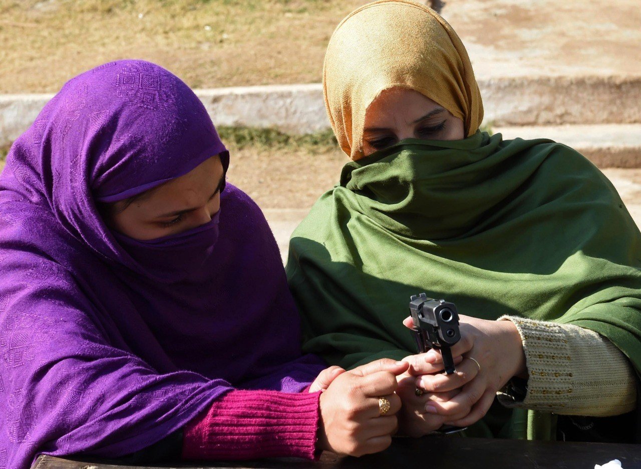Fusiles y revólveres entran a la vida de las mujeres Pakistaníes