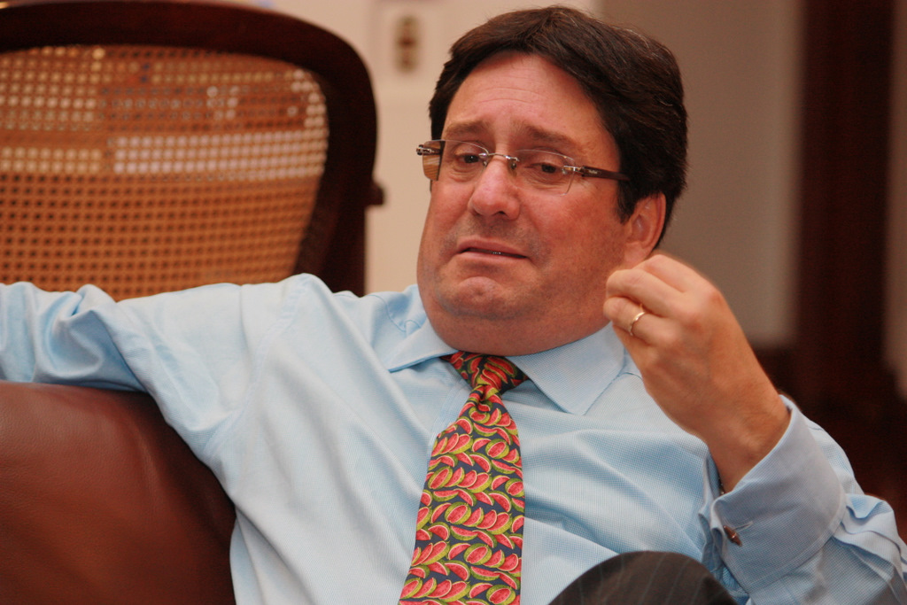 Pacho Santos muestra sus cartas