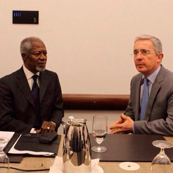 Uribe no baja la guardia, le reiteró a Kofi Annan sus críticas al proceso de paz de Santos