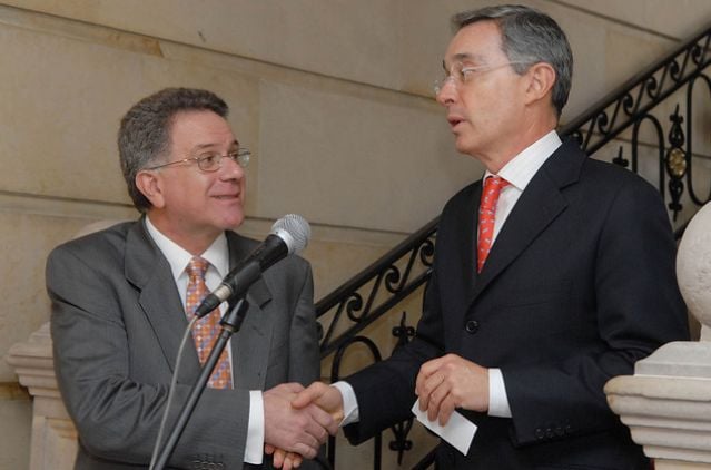 Los contratos del comisionado Luis Carlos Restrepo de los que no habló Álvaro Uribe