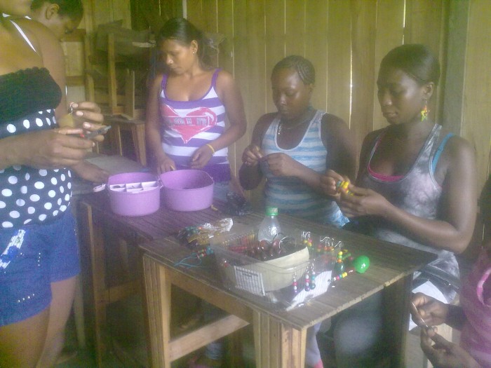  - La artesana que se inspira con caracoles, escamas y semillas