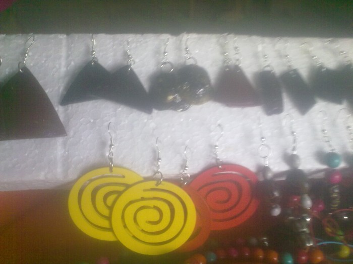  - La artesana que se inspira con caracoles, escamas y semillas