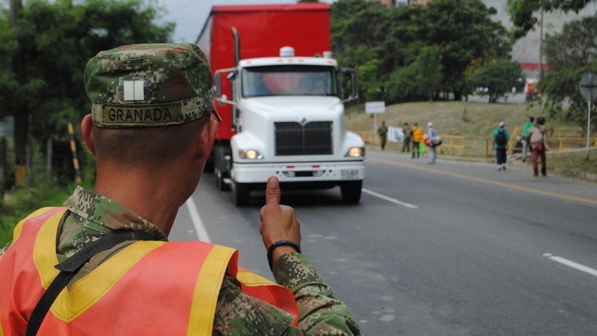 Un soldado de carretera se manifiesta