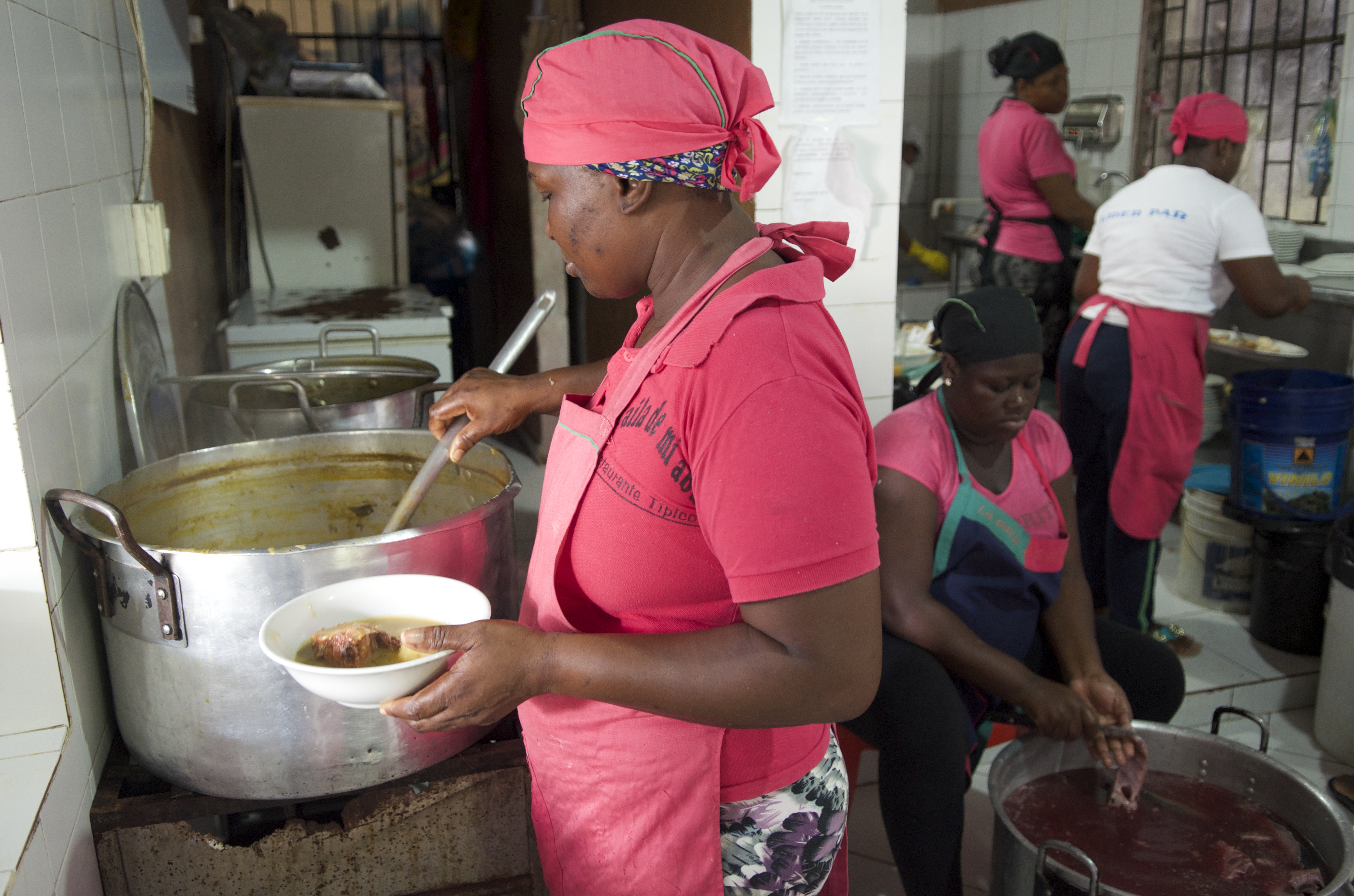 Ellas cocinan paz en medio de la guerra