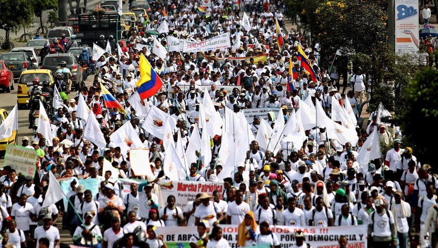 Le caminaron al profesor Mockus