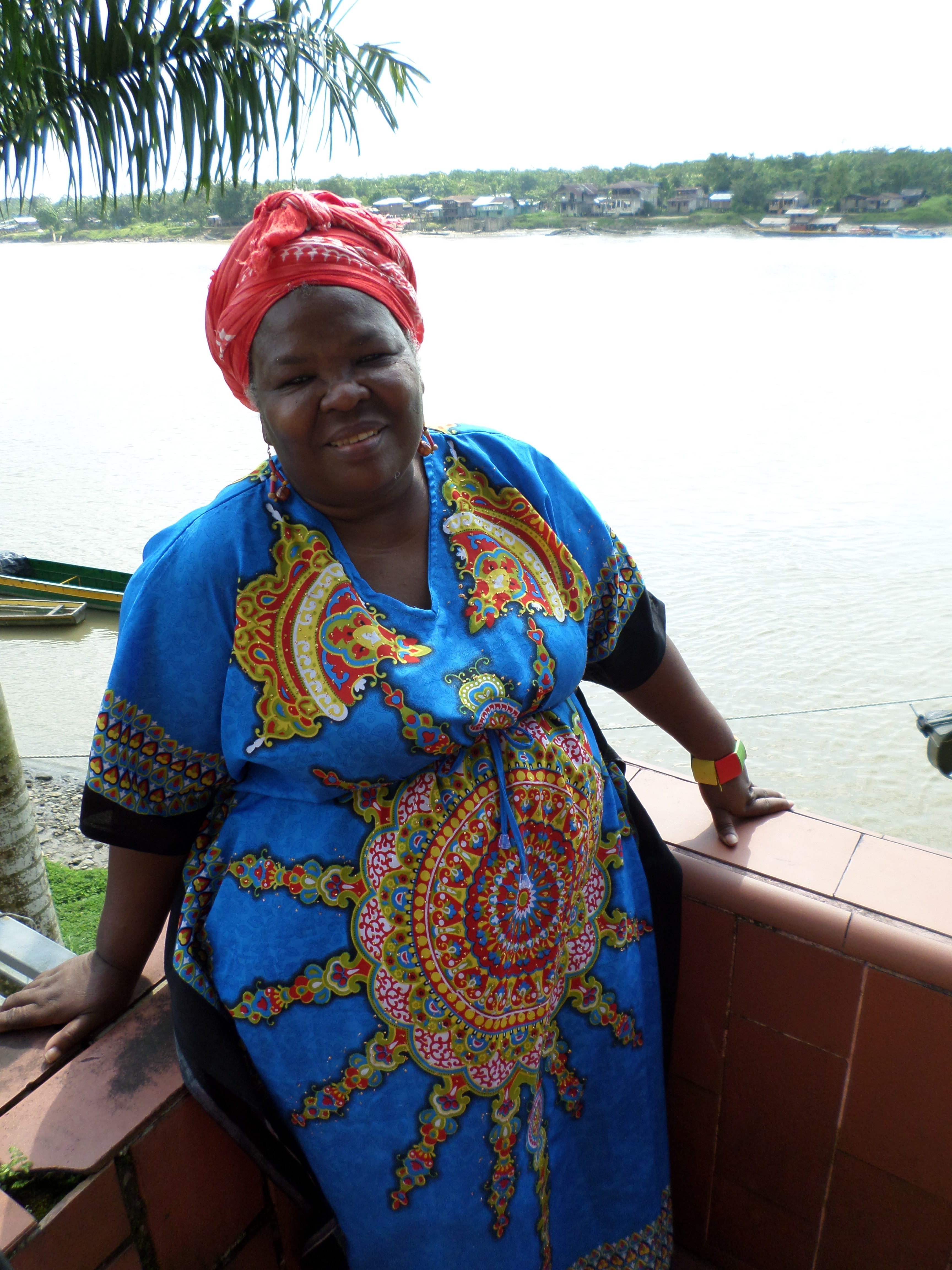 La artesana que se inspira con caracoles, escamas y semillas