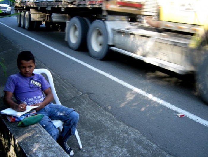 El millón de personas que se convirtieron en parte del paisaje de las carreteras de Colombia