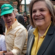 Santos firme con Clara López