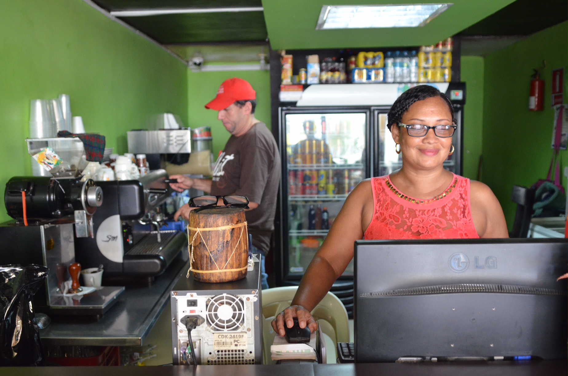 La pareja que resistió la guerra a punta de café