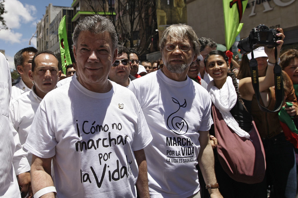 Le caminaron a Mockus, el gran ausente: Uribe