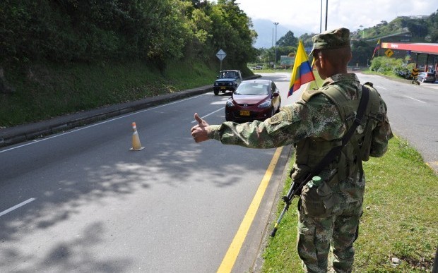  - Los soldados que saludan en carretera
