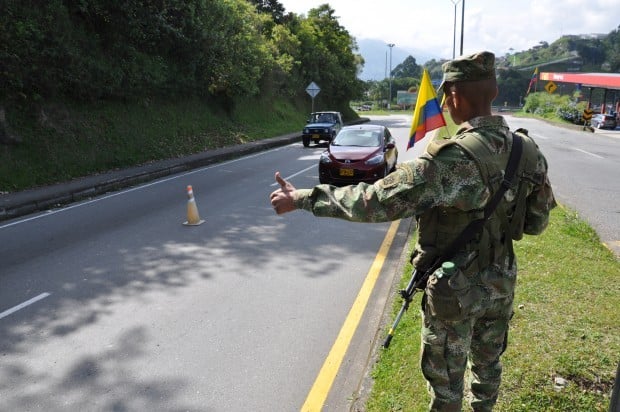 Los soldados que saludan en carretera