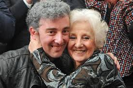 Una visita histórica en homenaje a las víctimas