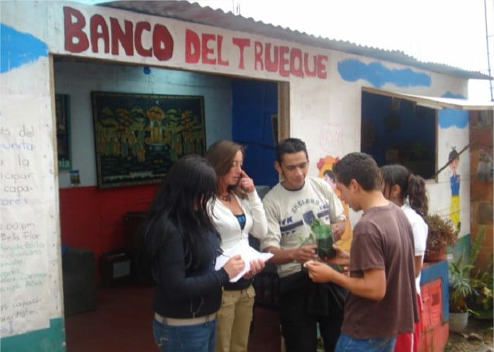 El banco de Ciudad Bolívar donde se saldan las deudas con abrazos