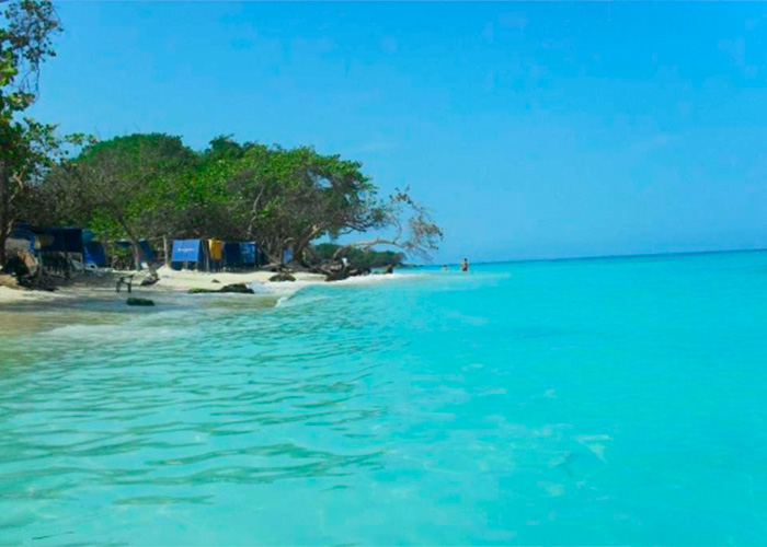 Policías cobraron 150 dólares a turistas por la entrada a Playa Blanca en Cartagena