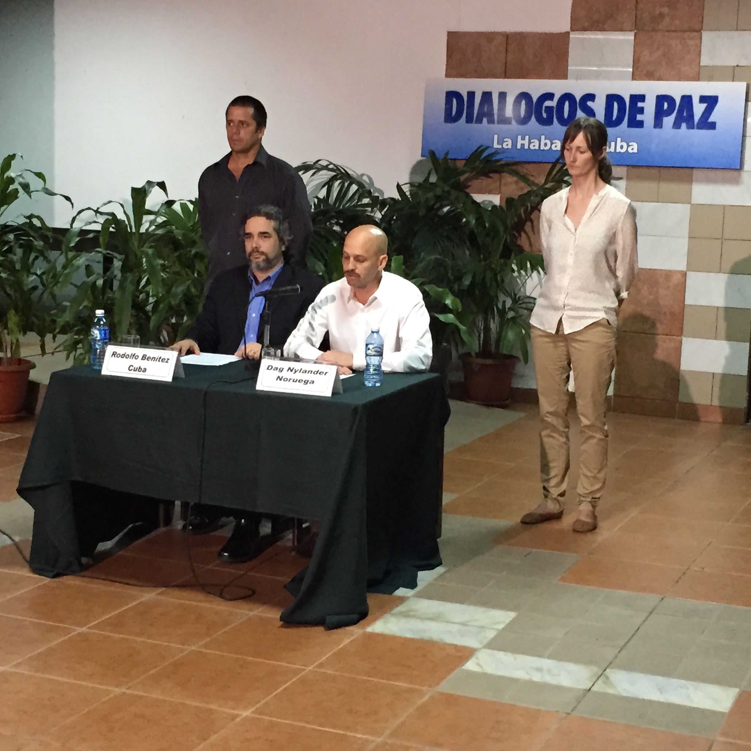 Los países garantes Cuba y Noruega piden cese bilateral al fuego