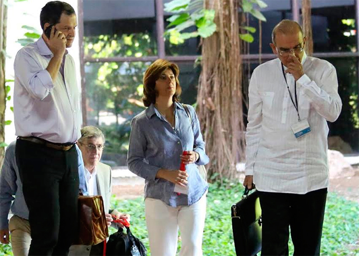 Canciller Holguín debutó con bienvenida de Timochenko