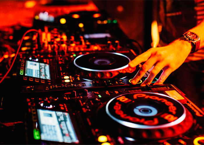 Más que una persona que reproduce música