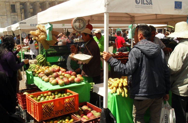 Mercados campesinos en plenas calles de la capital