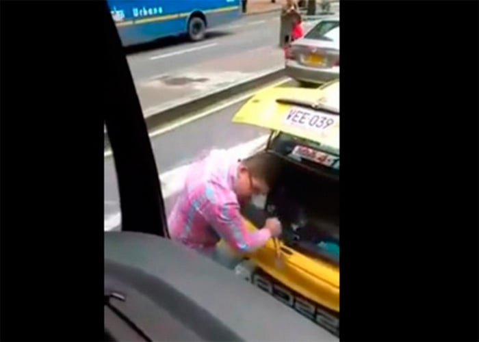 La sevicia de un taxista contra un bus del SITP