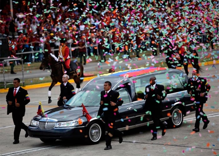 El final de la carroza fúnebre de Chávez