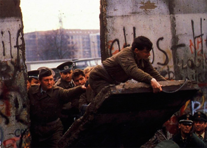 El papa pide 'derribar todos los muros'