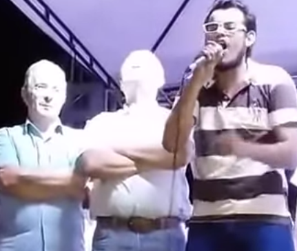 Video: se le subió a la tarima a Uribe y lo llamó paramilitar en la cara