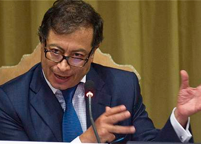 Petro ventiló su triunfo sobre el Procurador en el Vaticano