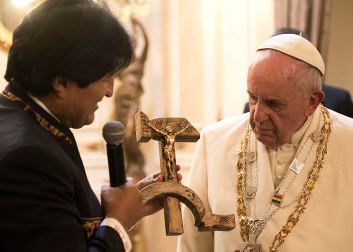 El polémico obsequio de Evo Morales al papa