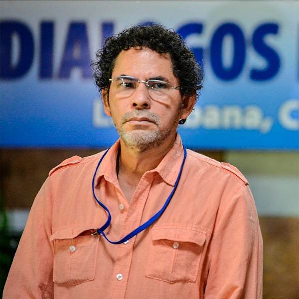 Pastor Alape detrás de los ocho nuevos delegados de las Farc en Cuba