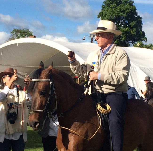 Uribe regresó a los caballos para recoger fondos para la campaña de octubre
