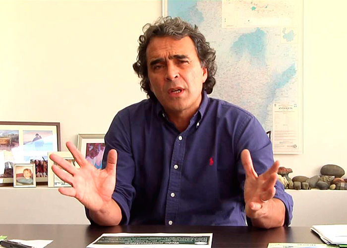 Sergio Fajardo le responde a un maestro, y este lo pone contra las cuerdas