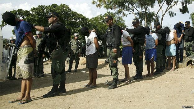 Foto: Reuters. Militares venezolanos detuvieron durante un operativo especial a ocho personas sospechosas de tener vínculos con grupos paramitilaters en Colombia. 