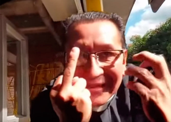 Video: El cura que perdió el control mientras lo grababan