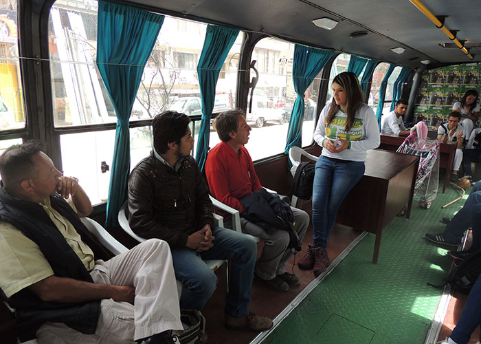 La candidata al Concejo de Bogotá que hace campaña en un bus