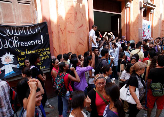 ¿Es revolucionario que un estudiante exija profesores?