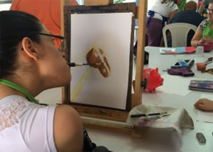 Ángela vuela con las alas hechas de vinilo