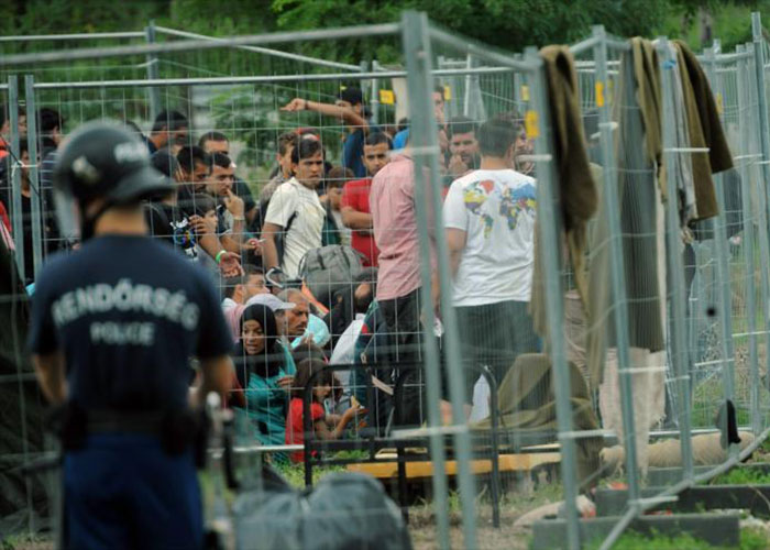 Video de la policía húngara tirándole comida a los refugiados