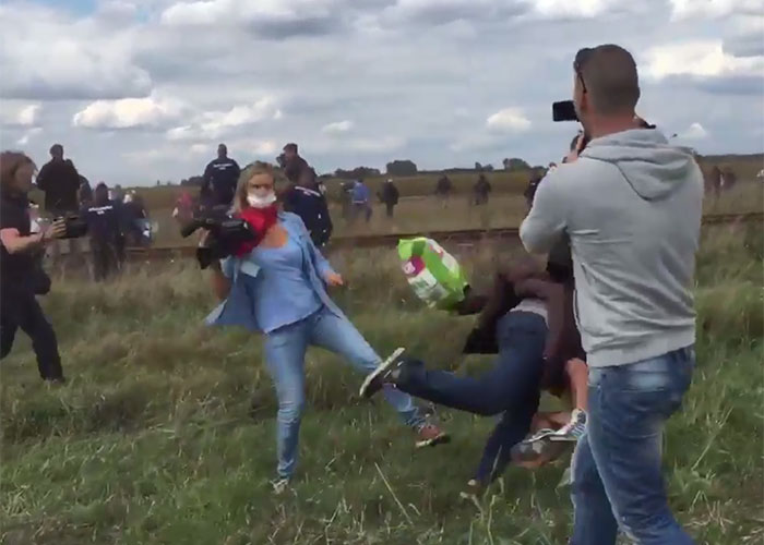 La periodista húngara que patea refugiados
