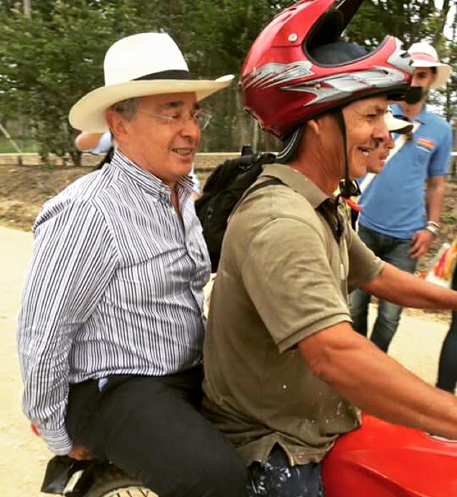 Uribe en mototaxi sin casco en La Mesa