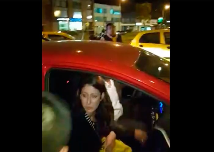 En video: La agresión de taxistas a una pasajera de Uber