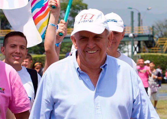 Los que le hablan al oído a Maurice Armitage