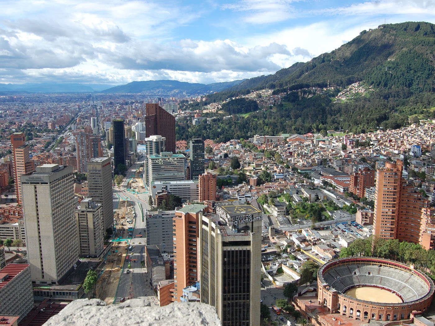 Bogotá, ese hueco que tanto critican los arribistas - Las2orillas.co
